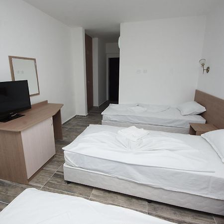 Hotel Neva Kiten  Buitenkant foto