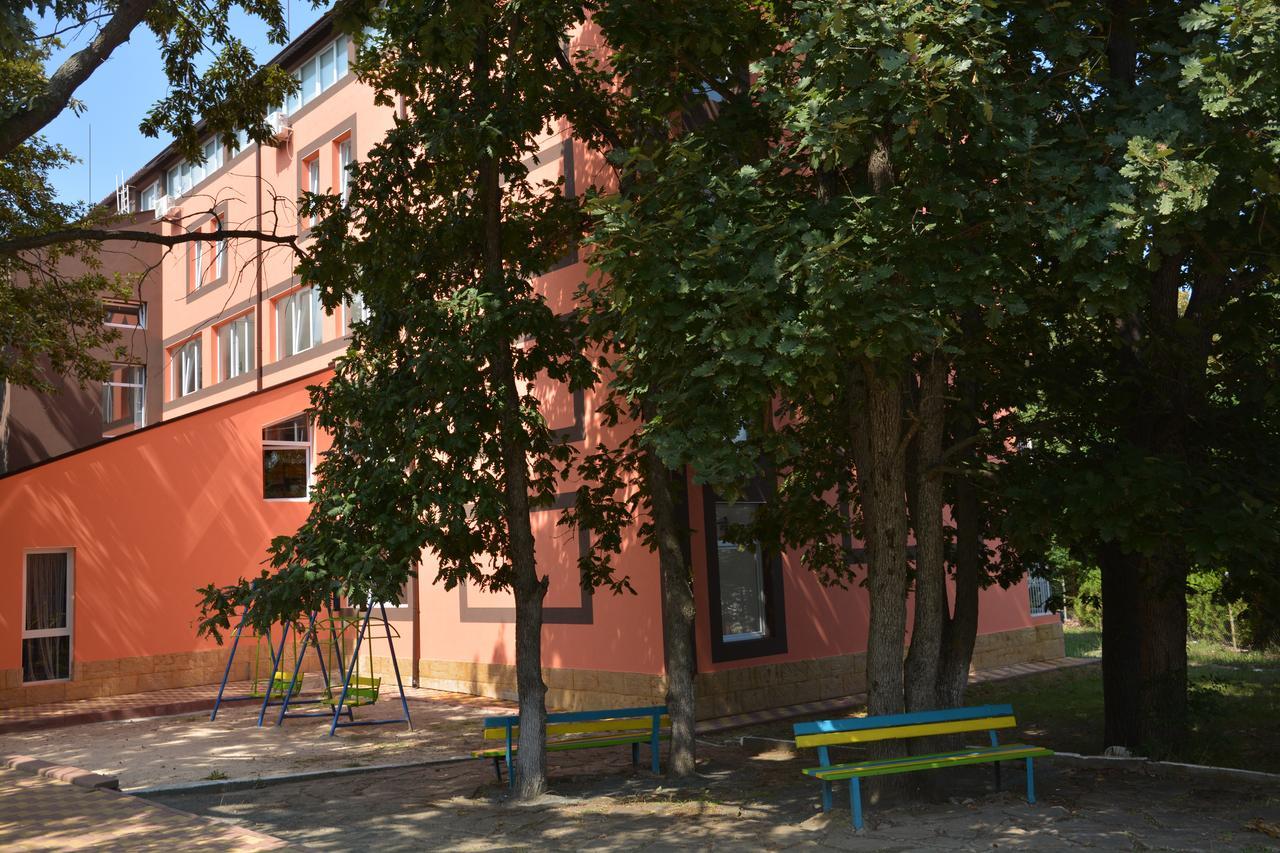 Hotel Neva Kiten  Buitenkant foto