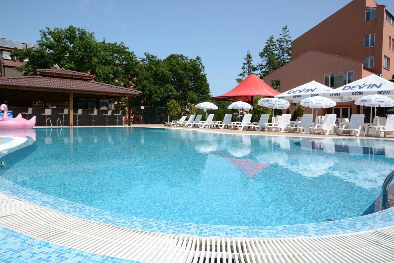 Hotel Neva Kiten  Buitenkant foto