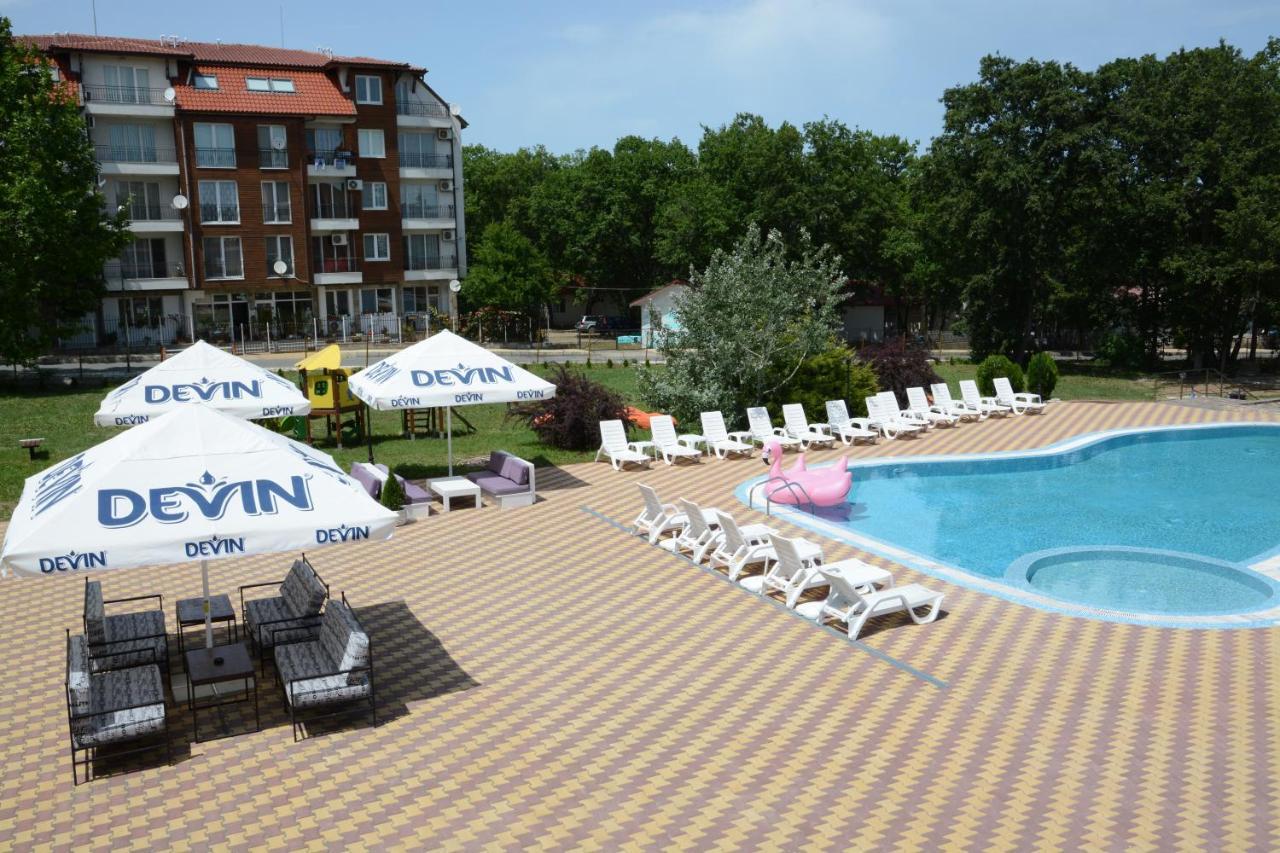 Hotel Neva Kiten  Buitenkant foto